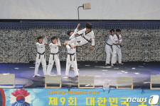 격파 공연하는 태권도 시범단