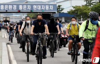 퇴근하는 현대차 울산공장 근로자들