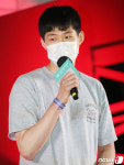 인사말 하는 윤혁진