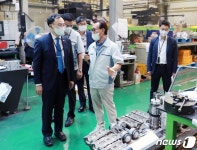 금형제작 전문 뿌리기업 생산현장 둘러보는 문승욱 장관