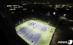 어두운 밤, 불켜진 도쿄의 테니스장