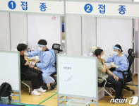 학원 종사자, 운수 종사자, 택배기사, 환경미화원 13일부터 우선 접종