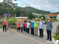 포클레인 한 삽 뜨자 시커먼 침출수…폭염 속 악취 가득