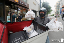 배달 주문 쏟아지는 도시락 전문점