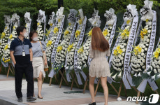 수원지방검찰청 앞에 늘어선 근조화환