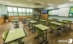 빈 교실에서 원격 수업