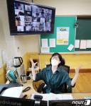 텅 빈 교실에서 진행되는 원격수업