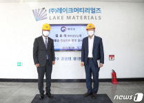 레이크머티리얼즈 대표이사와 기념촬영하는 김용래 특허청장