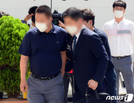 영장실질검사 위해 법정 들어가는 다원이엔씨 관계자