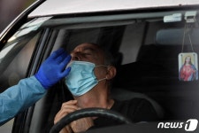 드라이브 스루 코로나 면봉 검사 받는 호주인