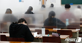 방학 앞둔 학원 마스크 쓰고 칸막이·거리두기 수업