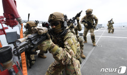 먼저 챙겨야 할 문무대왕함 장병들…왜 백신 못 맞았나