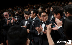 비상선언 공식 상영 후, 관객들 일제 기립박수