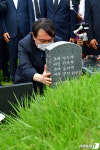 이한열 열사 묘비 만지며 고개 떨군 윤석열