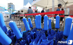 임시선별진료소에 마련된 우산