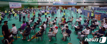 붐비는 광주 전남대학교 국민체육센터