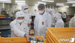 안경덕 고용부장관, 식품제조업체 방문