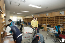 세종우체국 방역 살피는 조경식 제2차관