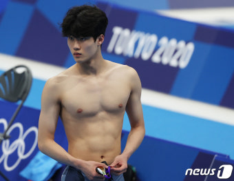 수영장 바라보는 황선우