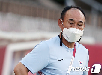 경기장 바라보는 김학범 감독