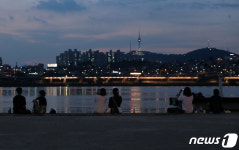 더위 피해 한강공원 찾은 시민들