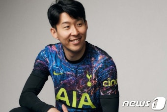 손흥민, 토트넘 원정 유니폼 모델로 선정되며 존재감 입증