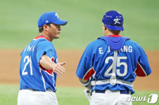 기쁨 나누는 오승환-양의지