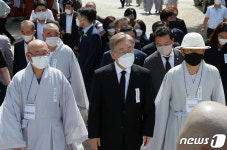 이재명 경기지사, 금산사 찾아 월주스님 조문