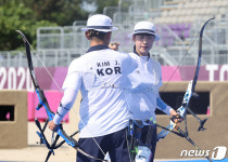 [올림픽] '무서운 막내' 김제덕·안산 양궁 혼성전 결승 진출…은메달 확보