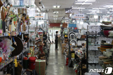 사회적 거리두기 연장, 한산한 상가