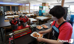 영업 재개한 노량진 수산시장 회 식당