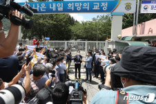 창원교도소 앞에서 입장 밝히는 김경수