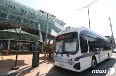 안양역 앞에 마련된 선별검사소 종사자 휴게 지원차량