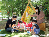 도심 속 야외 무더위쉼터에서 휴식 취하는 시민들