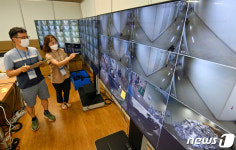 cctv 확인하는 생활치료센터 관계자들