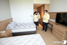 김부겸 총리, 생활치료센터 방문