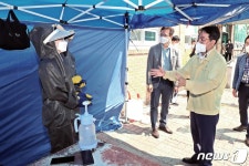 방역 희망근로자와 대화 나누는 이재영 차관