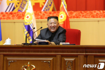 활짝 웃는 김정은…北 사상 첫 전군 지휘관 강습회