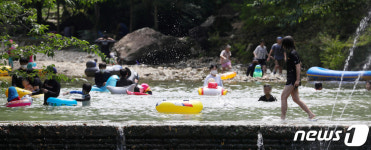 폭염에 고산자연휴양림 찾은 피서객