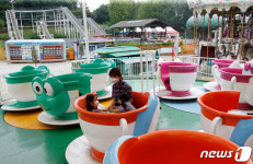코로나19로 한산한 놀이공원