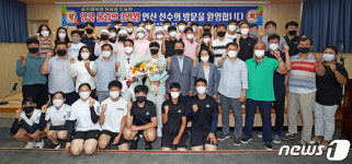 모교 찾은 안산 주먹 불끈