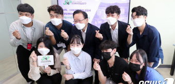 대전 팁스타운 입주기업 직원들과 기념촬영하는 김부겸 국무총리