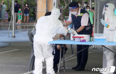 확진자 급증..재가동 들어간 대구스타디움 임시선별검사소