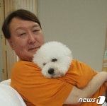 [뉴스1 PICK] 여름휴가 떠난 윤석열 반려견 안고 뒹굴