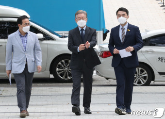 소통관 향하는 이재명 경기지사
