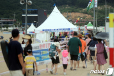 거리두기 4단계에도 붐비는 해수욕장