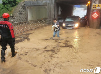 태풍 루핏 영향, 비에 잠겨버린 고성 지하차도