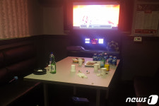오후 10시 이후 문잠그고 몰래 영업한 노래연습장