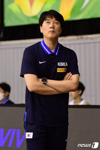생각에 잠긴 박수호 감독
