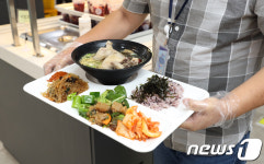 쿠팡풀필먼트서비스, 물류센터 직원에게 보양식 대접